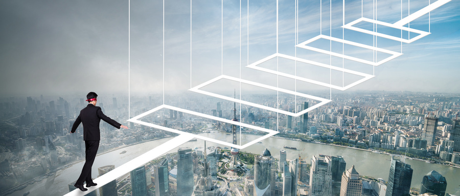 1751539196825095.jpg 摄图网_500625554_高空蒙眼走秋千桥(非企业商用).jpg